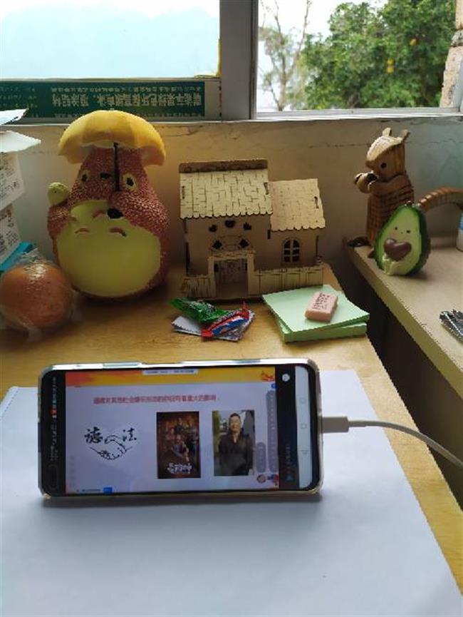 学生利用智能端听课.jpg 学生利用智能端听课.jpg