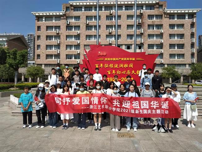 参观结束合影.jpg 参观结束合影.jpg