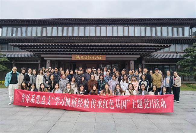 陈列馆门前合影.jpg 陈列馆门前合影.jpg